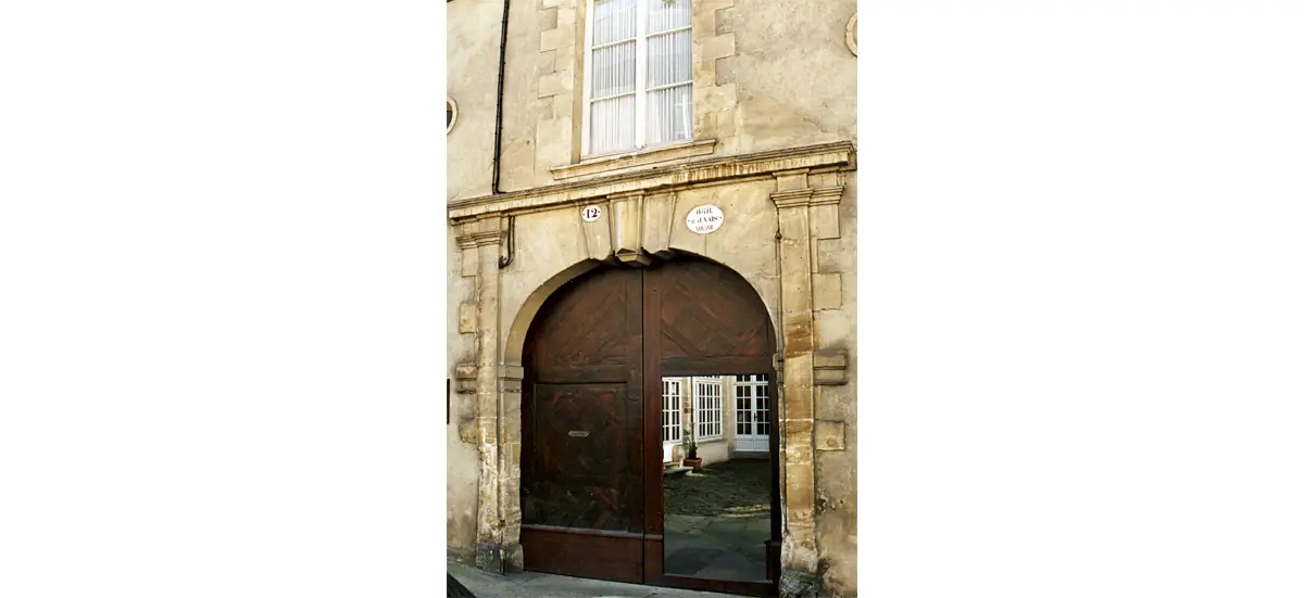 Photo du porche de l'Hôtel d'Auxais.