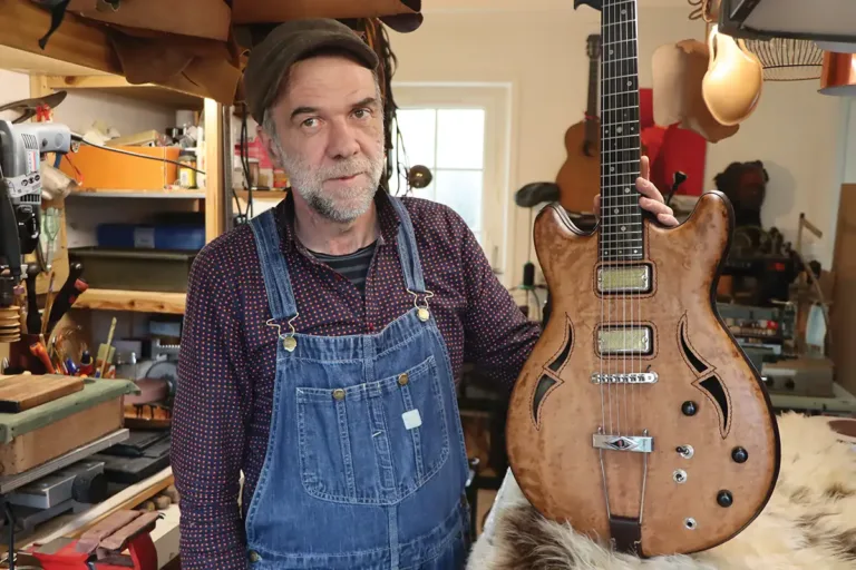 Guitare en cuir : quand la maroquinerie rencontre la lutherie