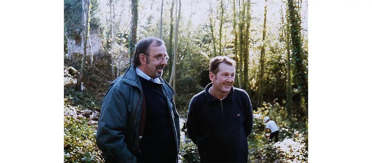 Jean-Christophe Bisson (à droite), et Dominique Pitte, responsable historique du site, apprécient l’état d’avancement des travaux. (Photo Thierry Georges Leprévost © Patrimoine Normand)