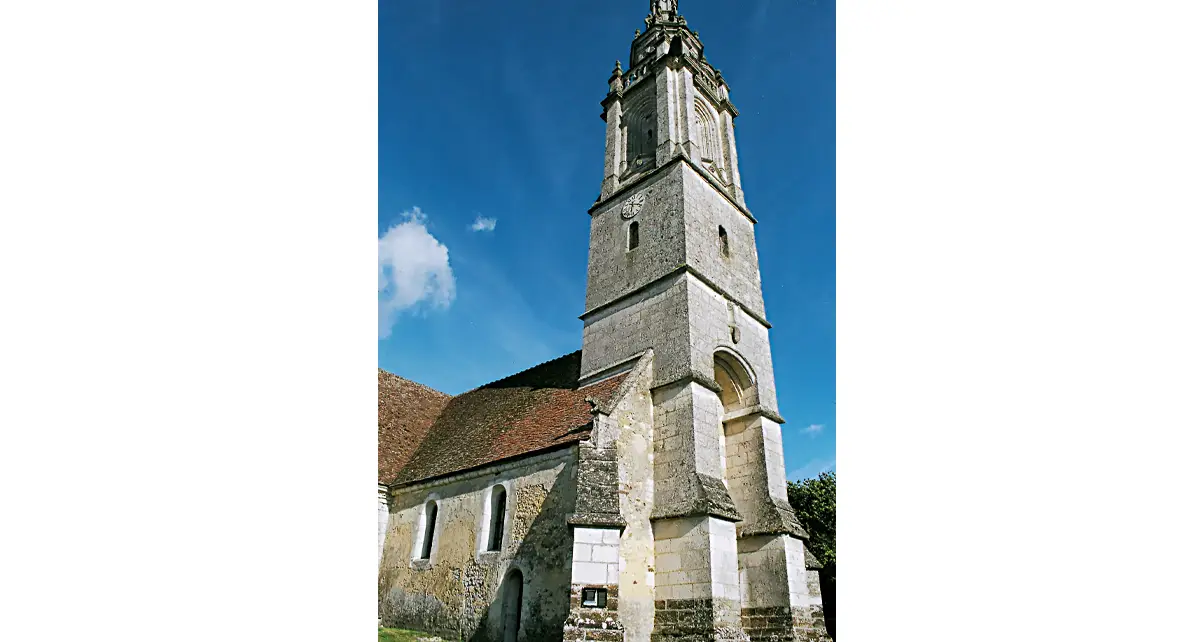 Loisail. La tour-clocher de style Renaissance, 1631-1634. L’arc du porche monumental occupe deux niveaux. Cette tour est bâtie à cheval sur le pignon de l’église.