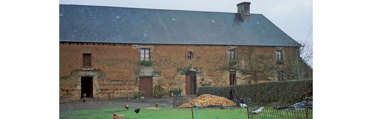 Photo d'un corps de ferme entièrement en « masse ».