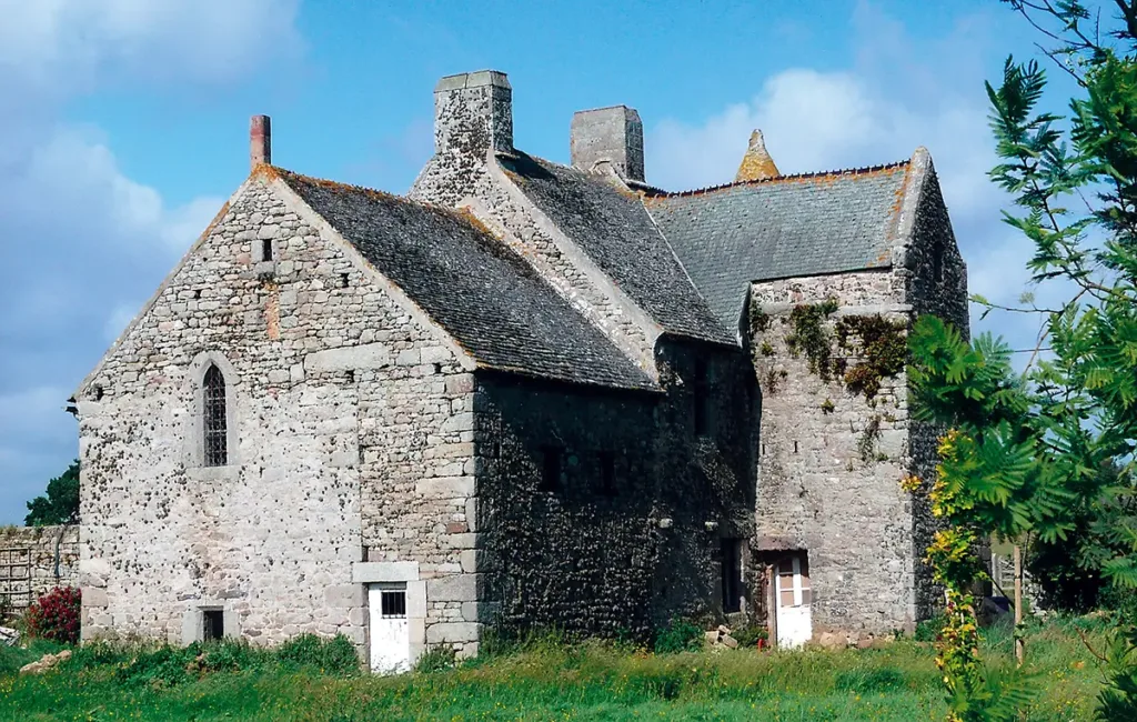 Manoir du Broc : partie nord du logis seigneurial avec son pavillon carré en avancée, renfermant un escalier. À gauche, le pignon de la chapelle avec sa baie gothique.