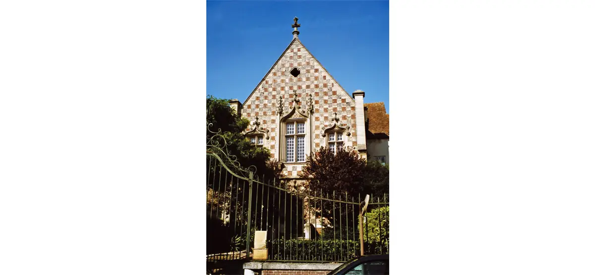 Photo du palais de justice sur un bâtiment ancien. Façade de style gothique XIXe siècle.