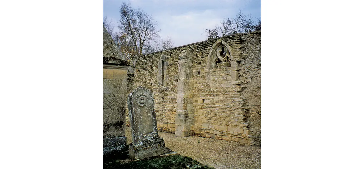 Photo d'une des plus anciennes tombes du double cimetière protestant et catholique de Périers-sur-le-Dan.