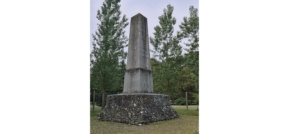 Photo de la pyramide commémorative de la bataille de Cocherel sur la route de Hardencourt.