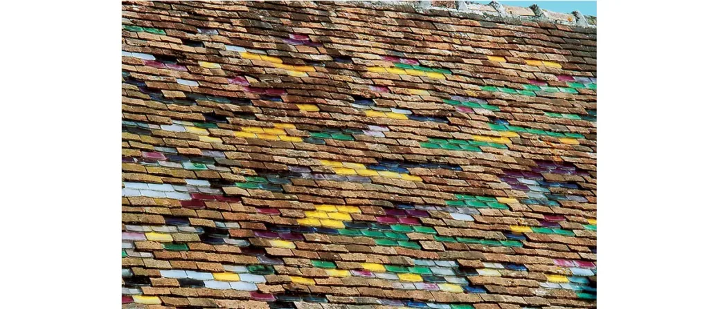 Couverture de tuiles aux couleurs mélangées de la chapelle Saint-Vigor. Détail au niveau de l’abside. (© Jeannine Rouch)