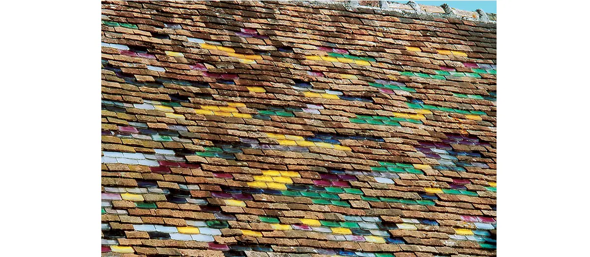 Couverture de tuiles aux couleurs mélangées de la chapelle Saint-Vigor. Détail au niveau de l’abside. (© Jeannine Rouch)