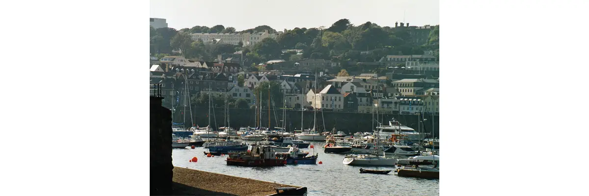 Le port de Saint-Pierre-Port, à Guernesey, en 2004.