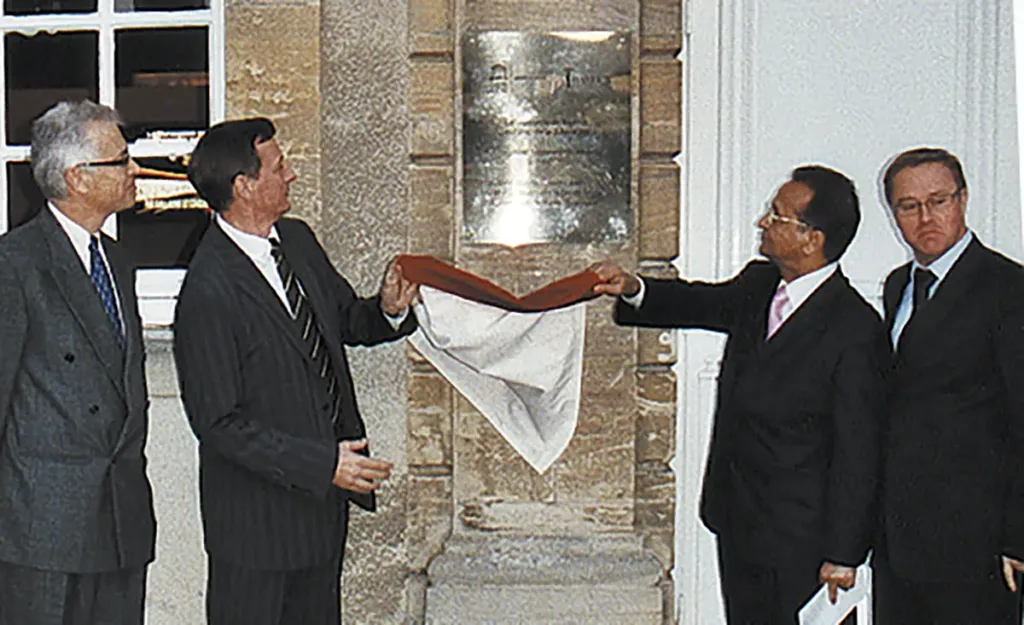 La plaque est dévoilée par le maire de Bayeux et M. Abdul Waheed Khan.