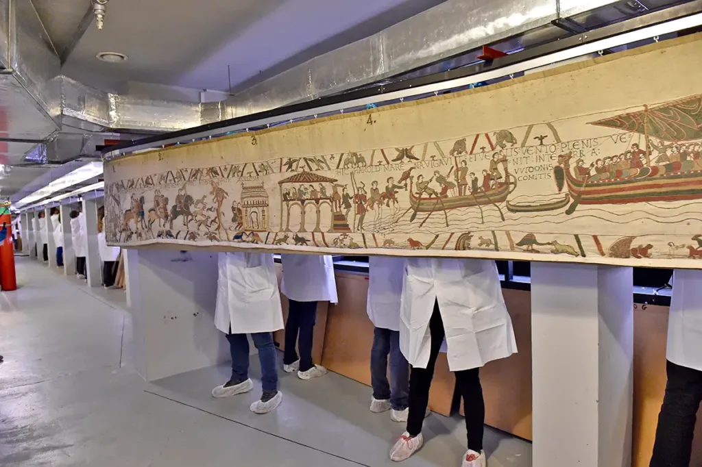 Mouvement de la Tapisserie dans son local technique actuel.