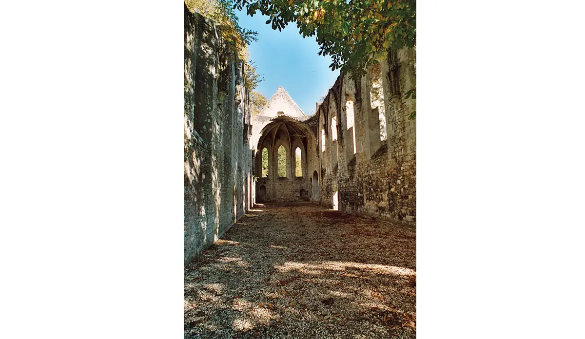 Intérieur de l’église abbatiale de l'abbaye de Fontaine-Guerard, enfilade de la nef.