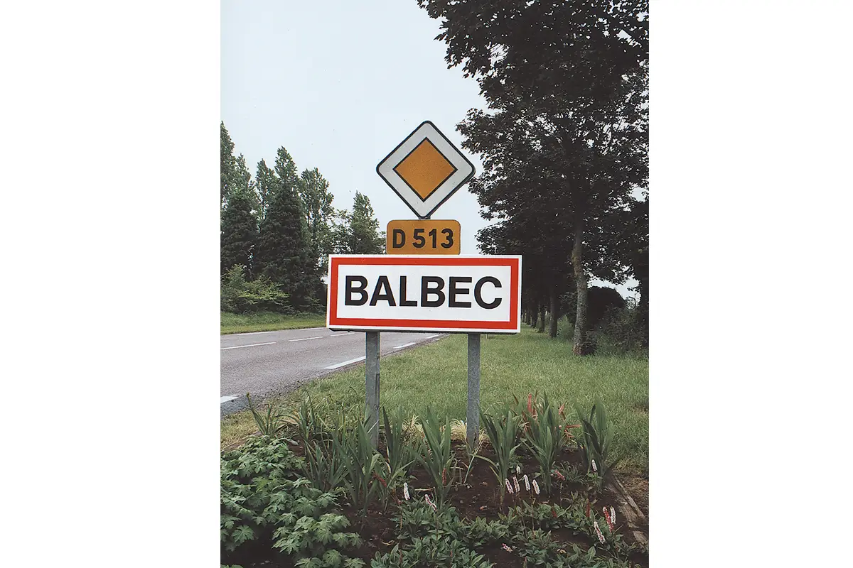 Surprise pour les visiteurs : le temps d’une fin de semaine, Cabourg a perdu son nom pour adopter celui, beaucoup plus romanesque, que Marcel Proust lui donne dans A la r­e­cherche du temps perdu !