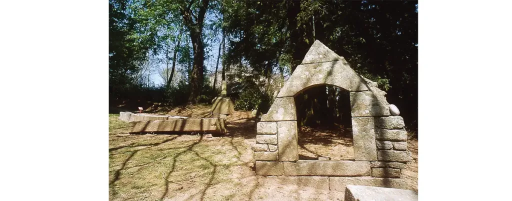 Partie haute de pignon de chapelle. (© Jeannine Rouch)