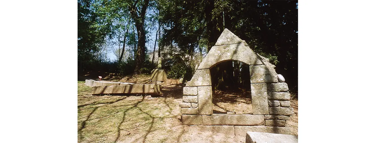 Partie haute de pignon de chapelle. (© Jeannine Rouch)