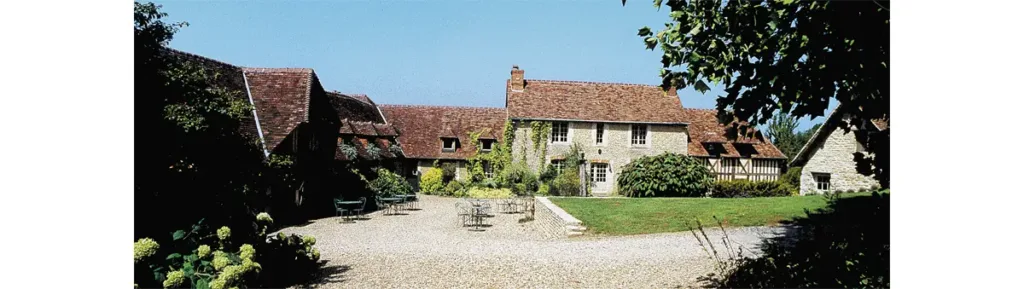 Photo des bâtiments principaux de la ferme des Jardins du Pays d'Auge.