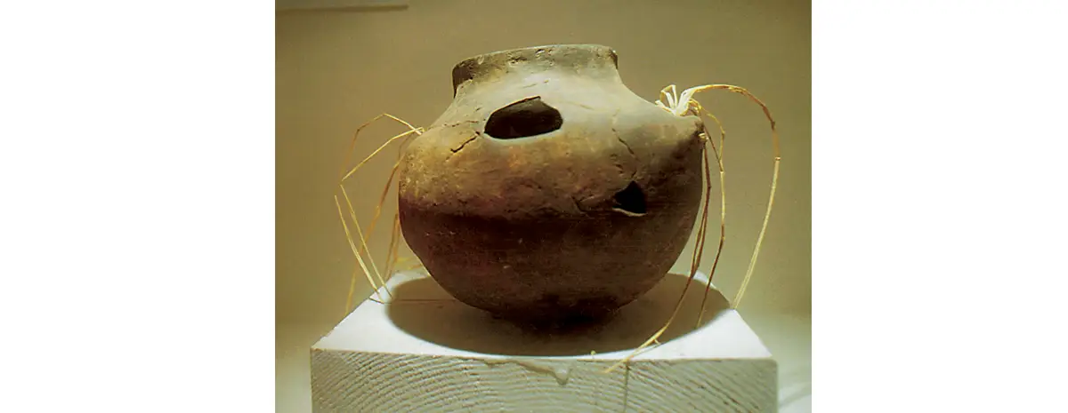Néolithique moyen (4000 av. J-C) pot à cuire du Tumulus de Fontenay-le-Marmion. (© Jeannine Rouch)