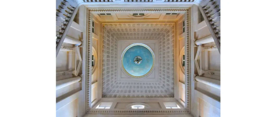 Château de Bénouville. Au-dessus de la cage d’escalier, un oculus s’ouvre dans le plafond sur un décor de ciel peint en trompe-l’œil. (Photo Rodolphe Corbin © Patrimoine Normand)