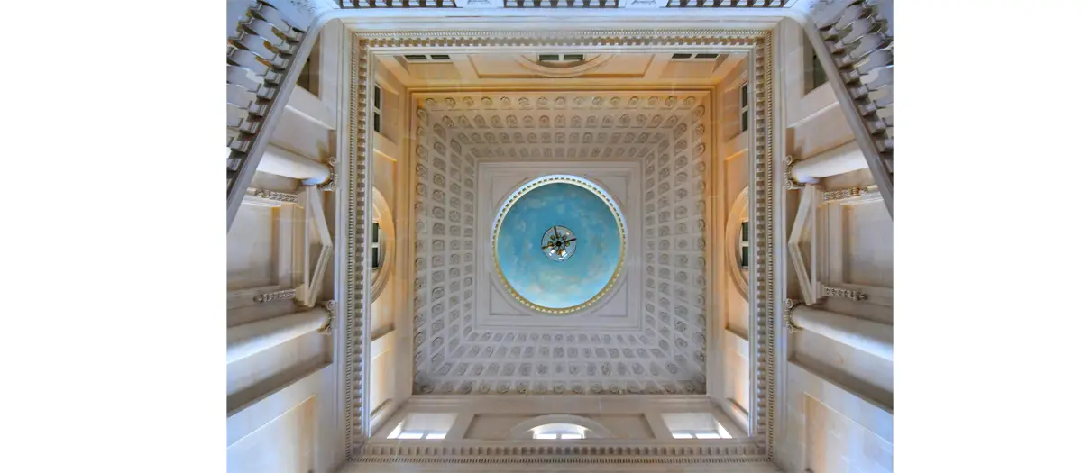 Château de Bénouville. Au-dessus de la cage d’escalier, un oculus s’ouvre dans le plafond sur un décor de ciel peint en trompe-l’œil. (Photo Rodolphe Corbin © Patrimoine Normand)