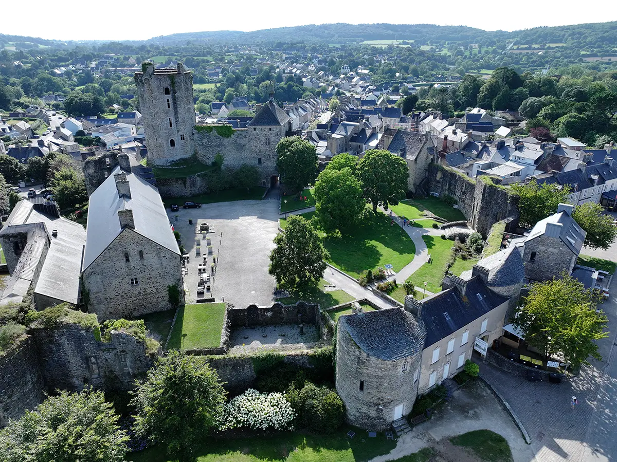 Le château de Bricquebec au Moyen Âge