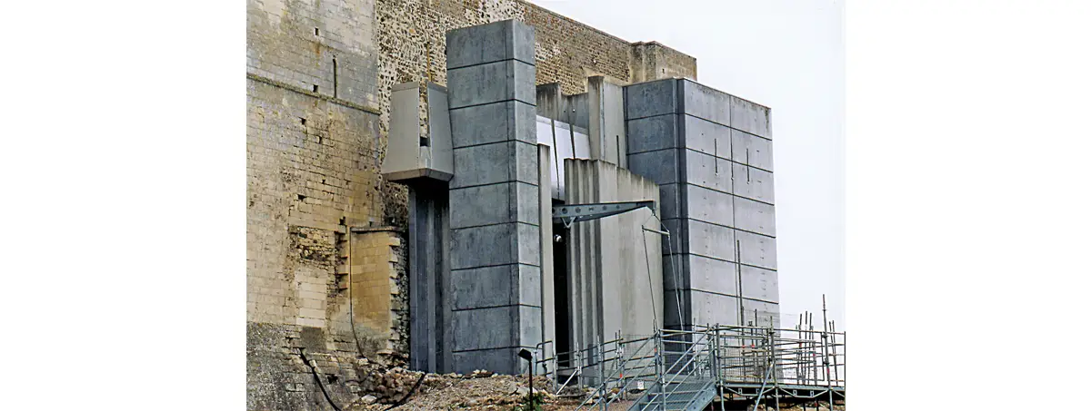 Le donjon de Falaise en 2003, vers la fin des travaux de « restauration ».