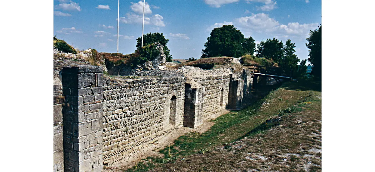Photo de la façade ouest de la tour-résidence du château d'Ivry-la-Bataille.