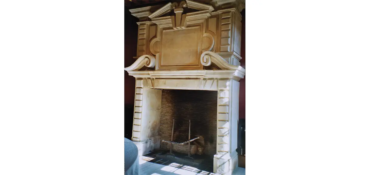 Photo de la cheminée en pierre de Caen