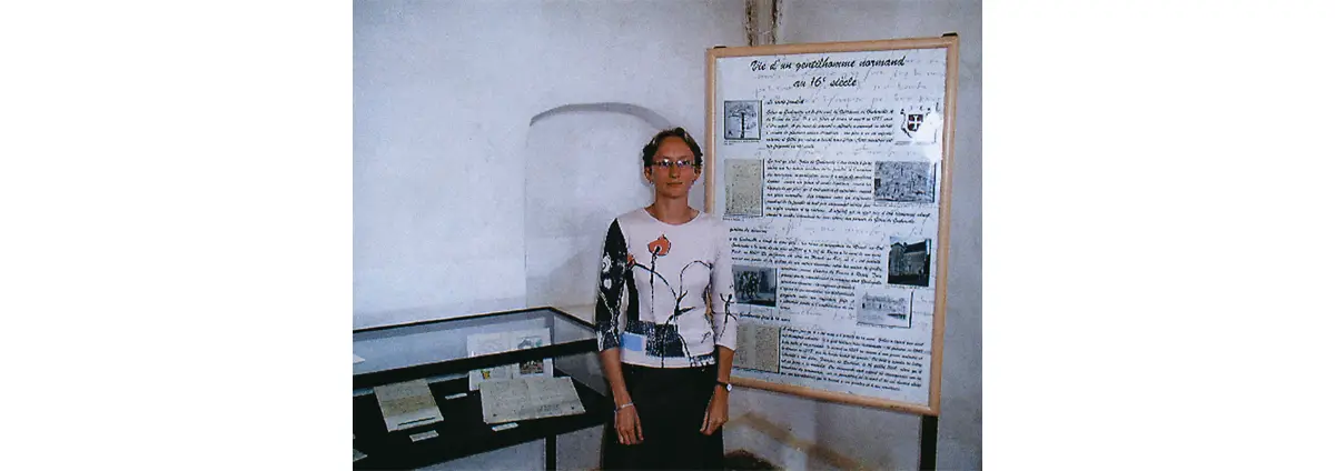 Ségolène Garçon se préparant à présenter les nouveaux documents de la collection Gilles de Gouberville. (© Louis Lefèvre)