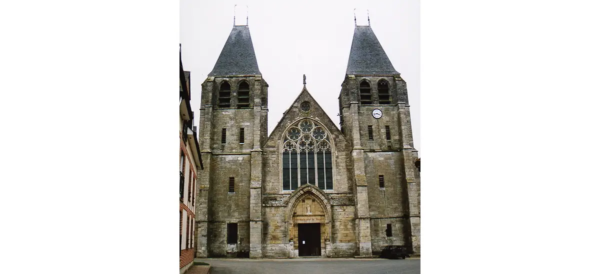 Collégiale d’Écouis, ensemble vu du sud, 1310-1313. (© Gérard Schorp)