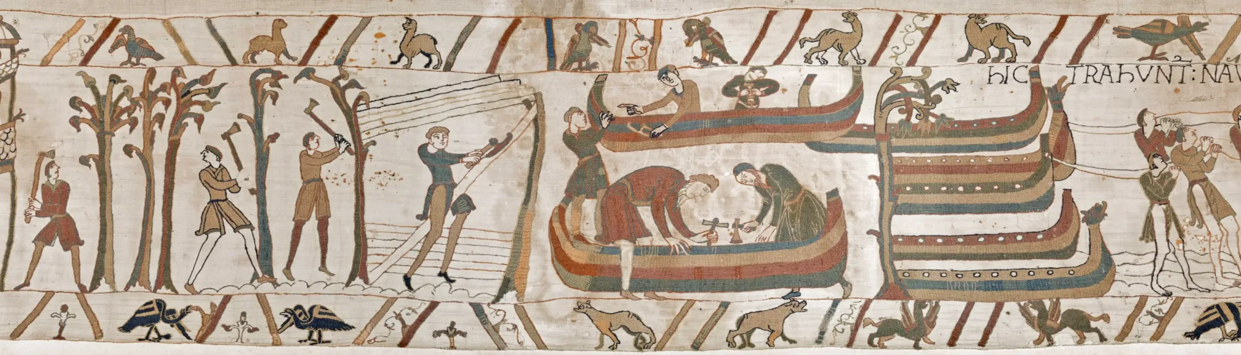 Guillaume de Normandie convoque le chef des charpentiers pour lui ordonner la construction des navires chargés de traverser la Manche. Les charpentiers abattent les arbres. (Tapisserie de Bayeux © Ville de Bayeux)