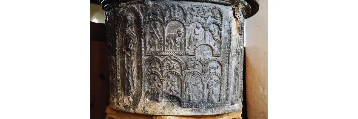 La cuve baptismale en plomb de l'église de Saint-Évroult-de-Montfort. Les figures des quatre évangélistes déterminent autant de quartiers. (© Thierry Georges Leprévost)