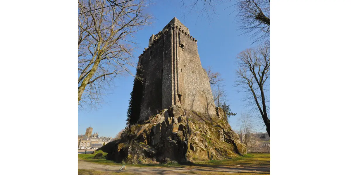 Donjon médiéval de Vire, vestige du château construit au XIIe siècle par Henri Ier Beauclerc, duc de Normandie et roi d’Angleterre, le plus jeune des fils de Guillaume le Conquérant. (Photo Rodolphe Corbin © Patrimoine Normand)