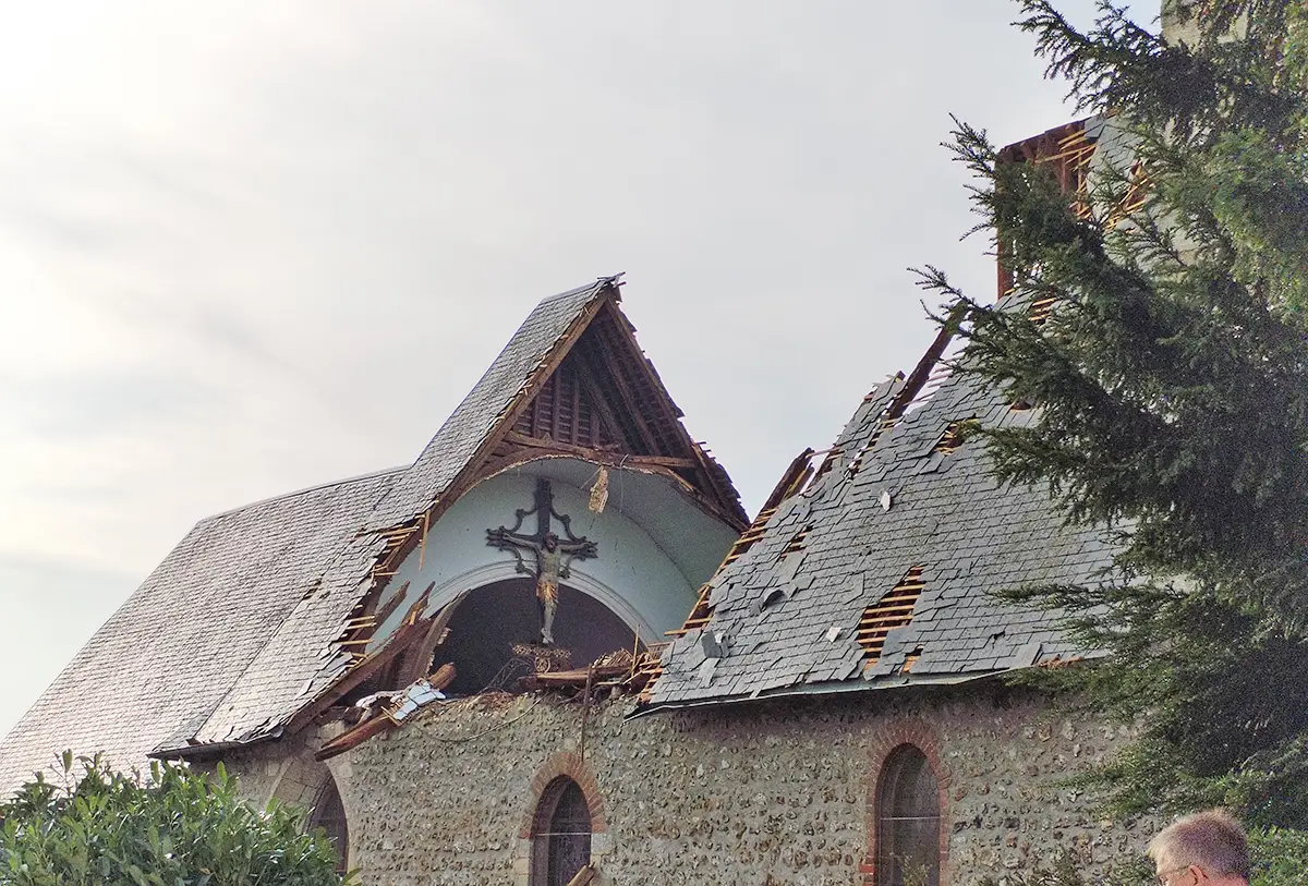 À Valailles, un clocher s’effondre en un éclair