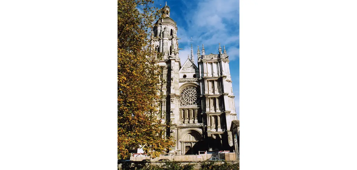 Photo de la façade occidentale de la cathédrale d’Évreux.