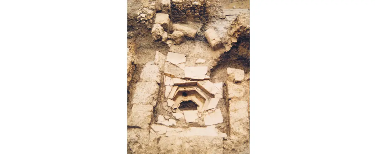 Vestiges du nymphée de la place de la Pucelle, à Rouen. (© Érik Follain)