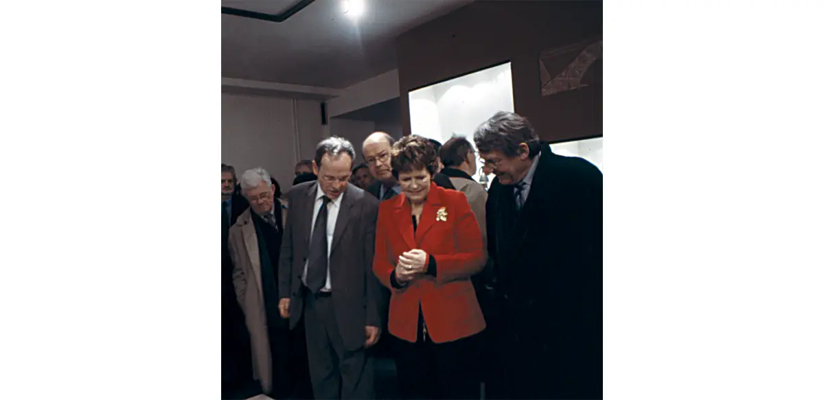 Photo de Jean-Yves Marin, Conservateur en Chef du Musée de Normandie, et Brigitte Le Brethon, député-maire de Caen, le jour de la visite inaugurale du parcours rénové des salles permanentes (17 mars 2006)