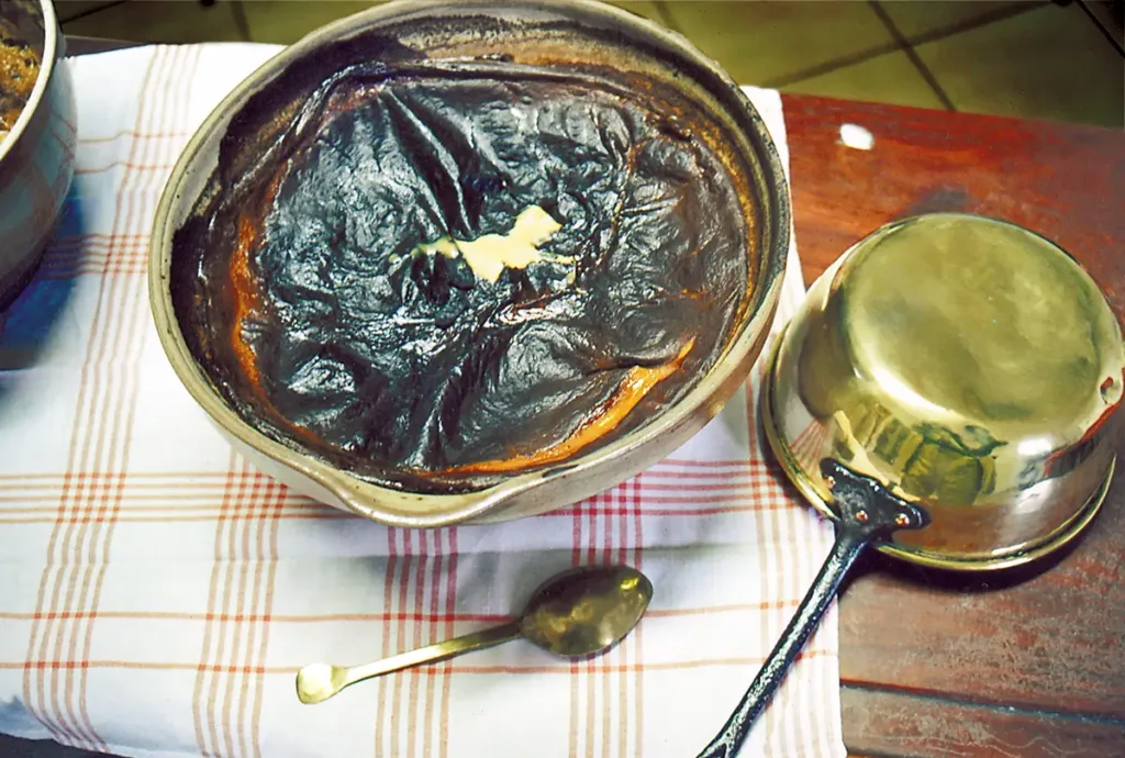 Une teurgoule de Geneviève et Raoul Achard, elle est bien crémeuse sous la peau qui s’est formée en surface. Photo prise avec une casserole normande en cuivre et une cuillère du xixe siècle à la marque « RG ».