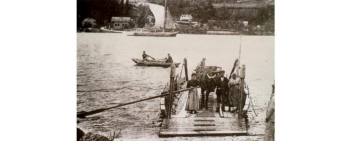 Photo du bac de Grand-Couronne vers 1910 (à droite un douanier, au fond un cotre de transport).
