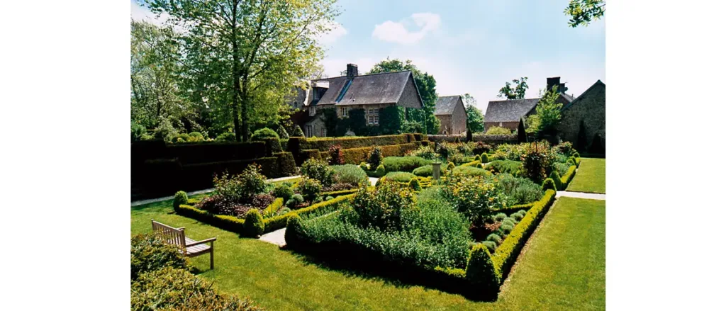 Jardin des roses : une géométrie à la française. (© Olinda Longuet)