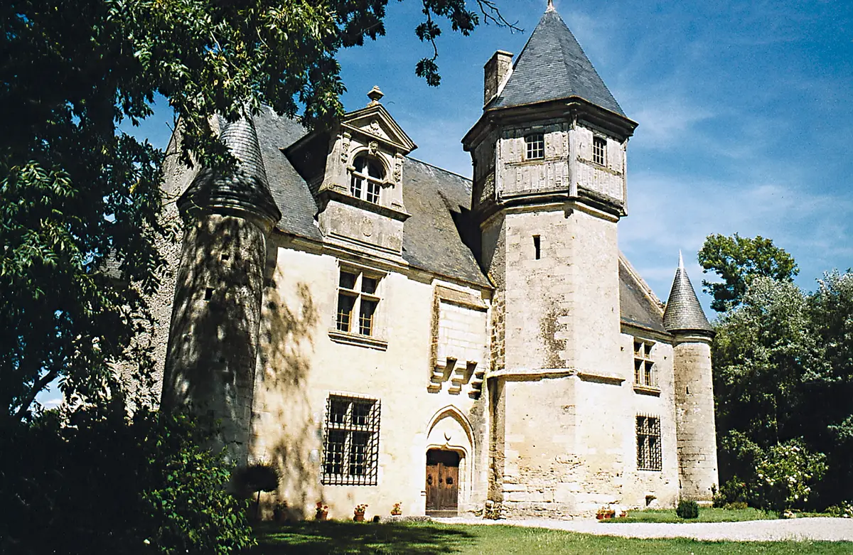 Photo du Manoir d'Argentelles. Façade principale, en 1996.