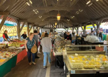 Les mardis, jeudis, vendredis et samedis, plus les dimanches en plein été, de 8 h à 13 h, les halles centenaires abritent 33 étals alimentaires. Le marché bio a lieu, quant à lui, le jeudi matin au square de l’église Saint-Augustin. (© Jean-Luc Péchinot)