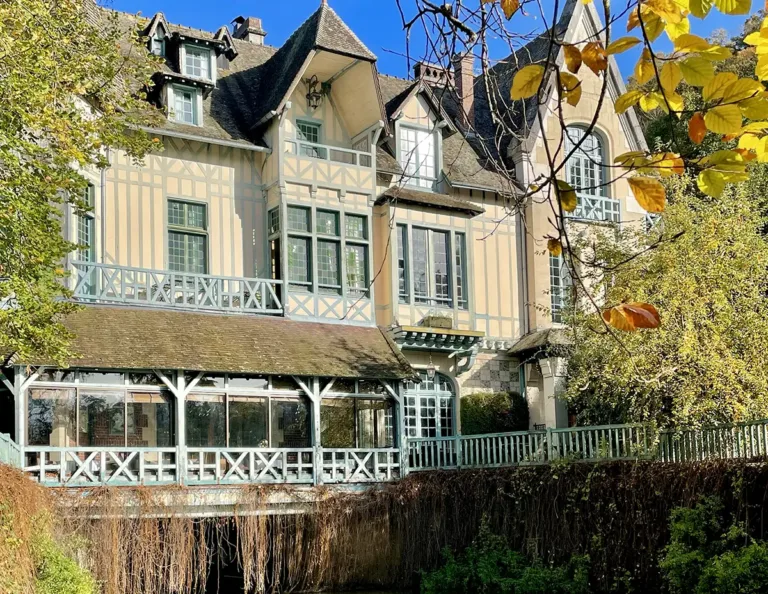 Sous le Moulin de Connelles coule la Seine…