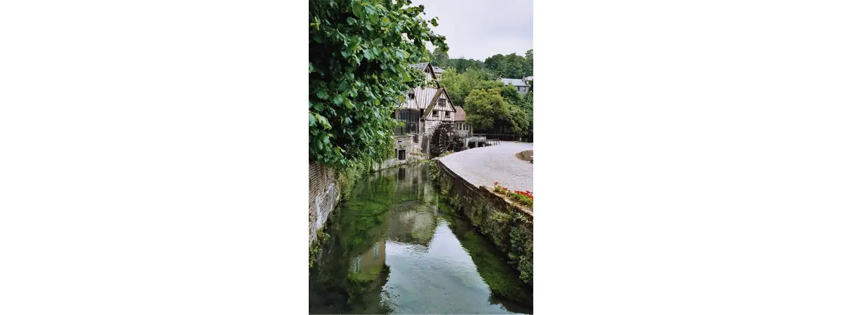 Le vieux moulin au bord de la rivière Le Robec.