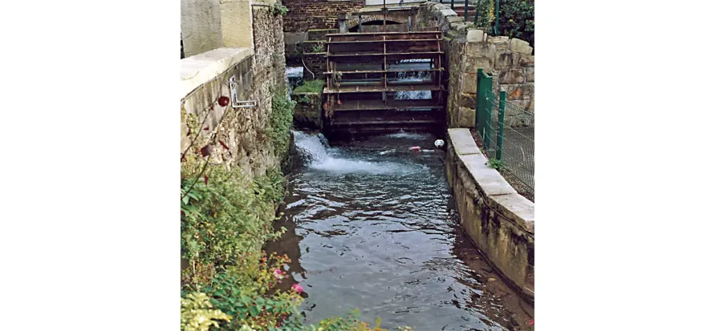 Le moulin du Vallot. La rivière Bolbec court et se cache à travers la ville.