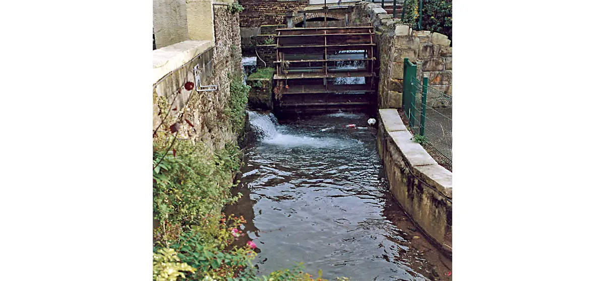 Le moulin du Vallot. La rivière Bolbec court et se cache à travers la ville.