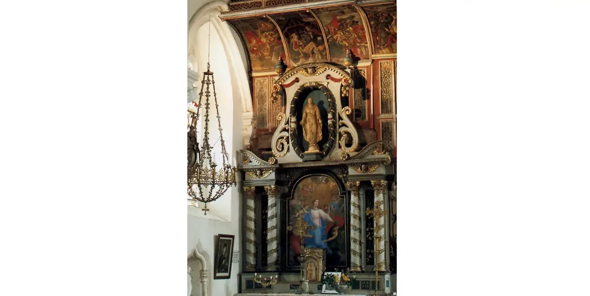 Église de Saint-Germain-de-Clairefeuille. Retable du XVIIe siècle dédié à sainte Geneviève, adossé au jubé et surmonté de son baldaquin.