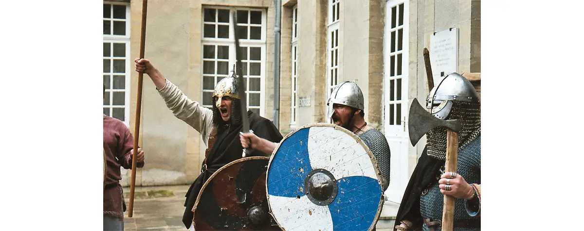 Photo de la haie d'honneur de guerriers vikings qui saluent l'arrivée des personnalités.