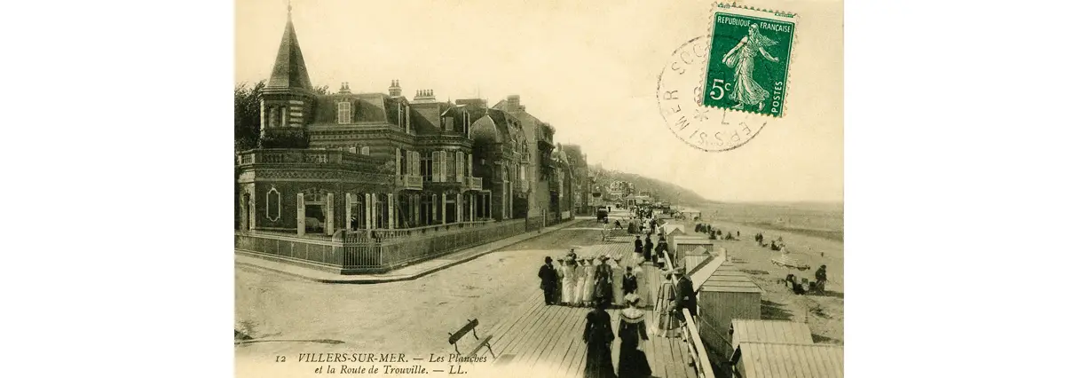 Villers-sur-Mer vers 1900. Devenue une station balnéaire de renom à la suite de Deauville et de Trouville, elle accueille la bonne société et voit aussi fleurir des constructions typiques de la côte telles les maisons situées à gauche sur le front de mer. (Coll. Patrimoine Normand)