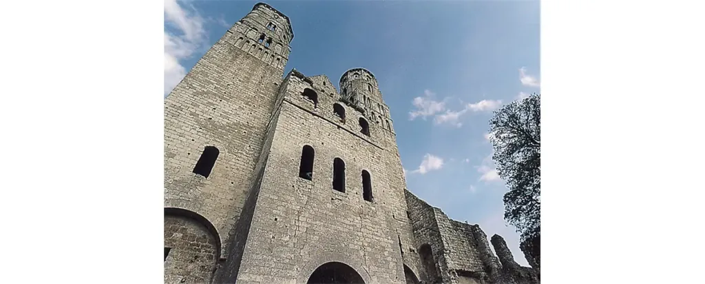 Abbatiale Notre-Dame. Façade (XIe siècle).