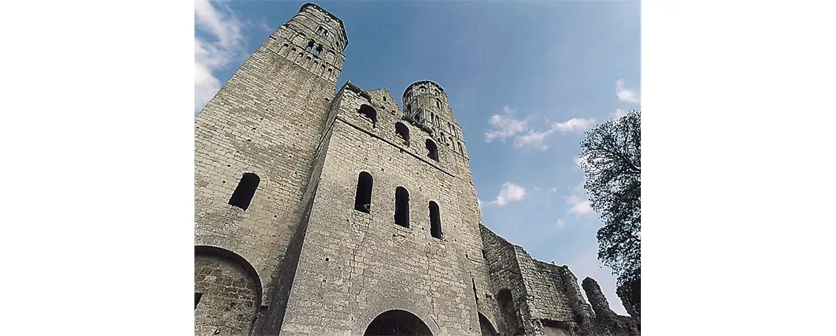 Abbatiale Notre-Dame. Façade (XIe siècle).