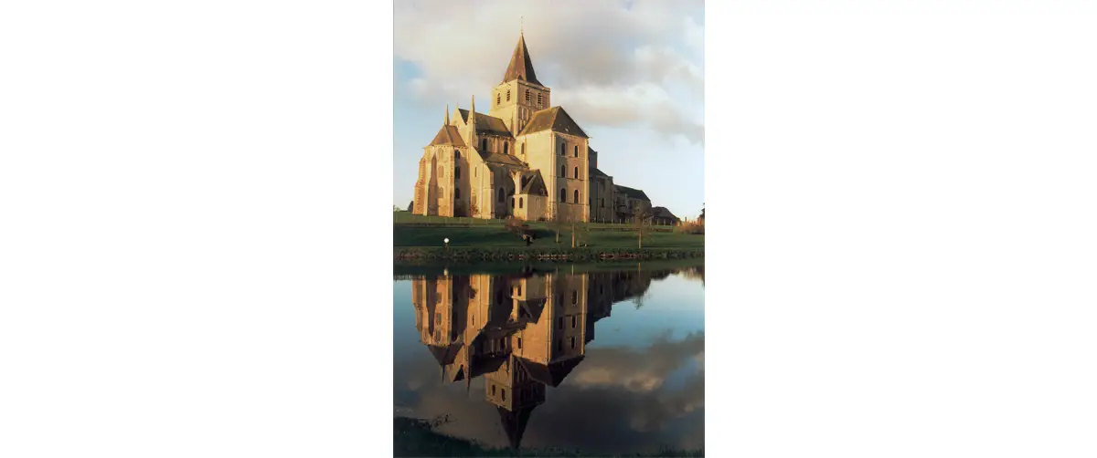 L'abbatiale vue du plan d’eau. Chevet et croisillon nord.